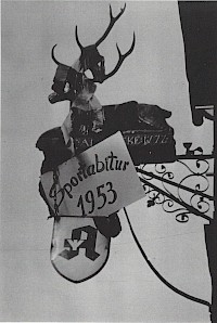 Der Abihirsch des Jahrgangs 1953 trägt das Motto "Sportabitur".